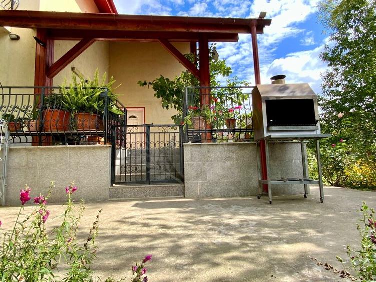 Casă individuală cu 5 camere cu Teren 2000 Mp în Central