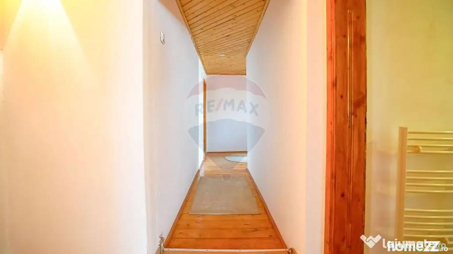 Casă cu 11 camere cu Teren 712 Mp în Fundata