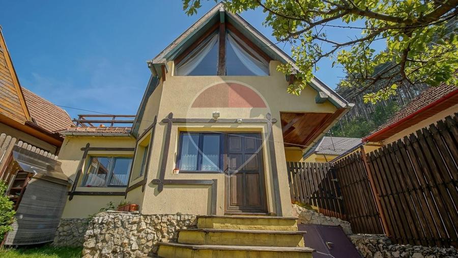 Casă individuală cu 6 camere cu Teren 239 Mp în Central