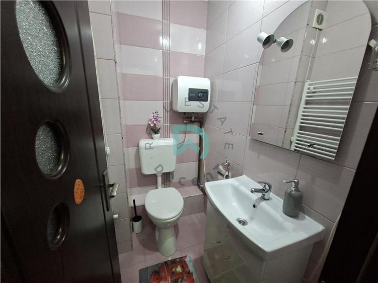 Apartament cu 3 camere semidecomandat în Tractorul