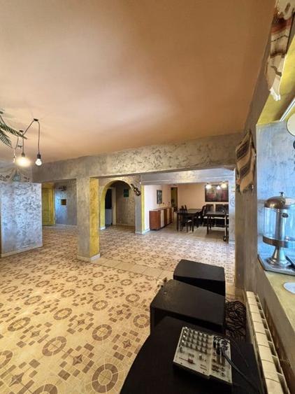 Casă cu 7 camere cu Teren 798 Mp în Costi
