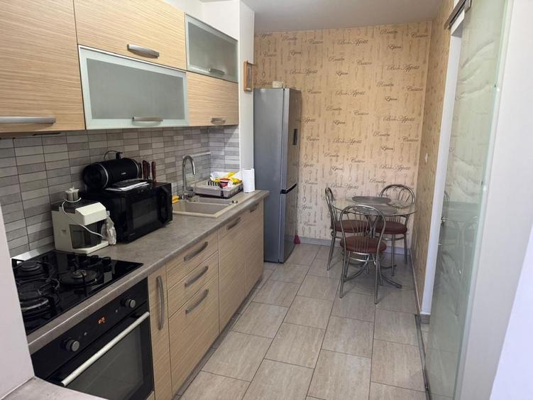 Apartament cu 3 camere decomandat în Drumul Taberei