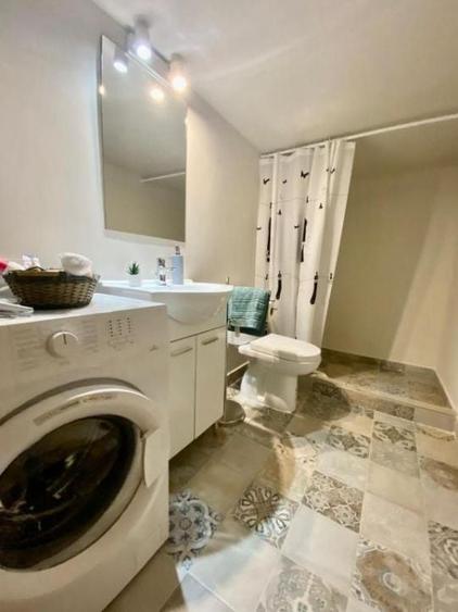 Apartament cu 18 camere semidecomandat, mobilat în Central