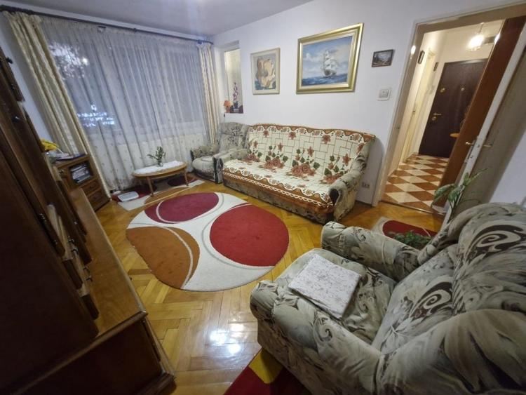 Apartament cu 3 camere semidecomandat, mobilat în Titan