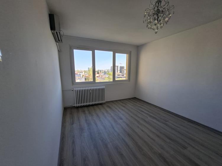 Apartament cu 3 camere semidecomandat în Obor