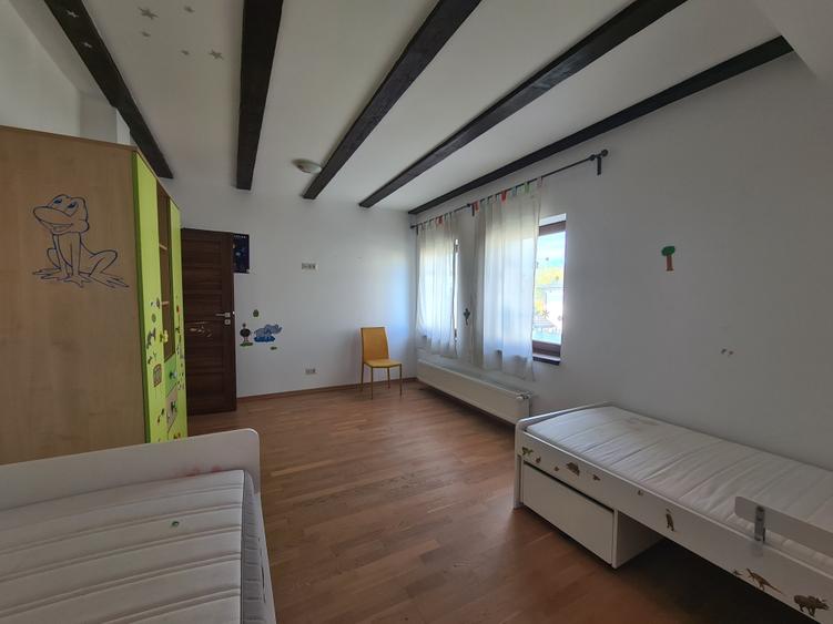 Casă individuală cu 5 camere cu Canalizare în Odăi