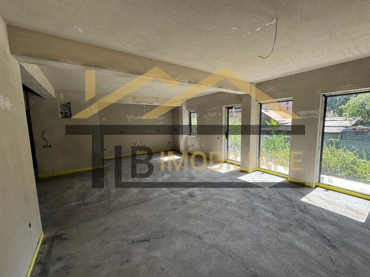 Apartament cu 3 camere semidecomandat în Unirii