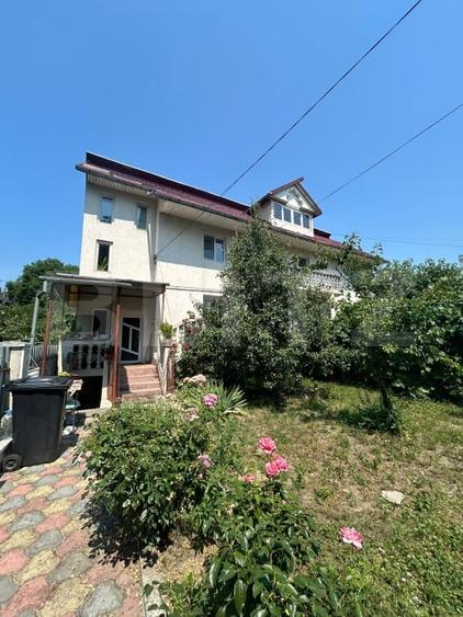Casă individuală cu 10 camere cu Canalizare în Central