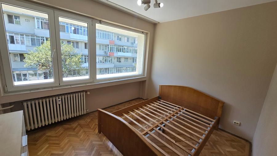 Apartament cu 3 camere semidecomandat în Domenii