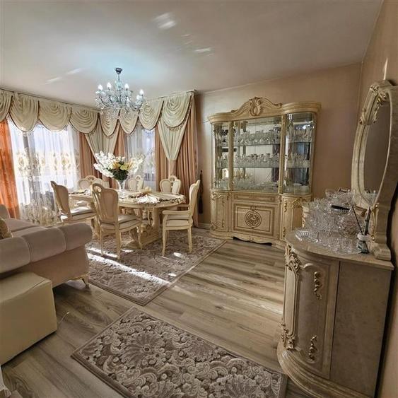 Apartament cu 3 camere decomandat în Noua
