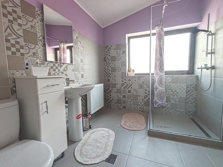 Casă individuală cu 4 camere cu Canalizare în Sânpetru