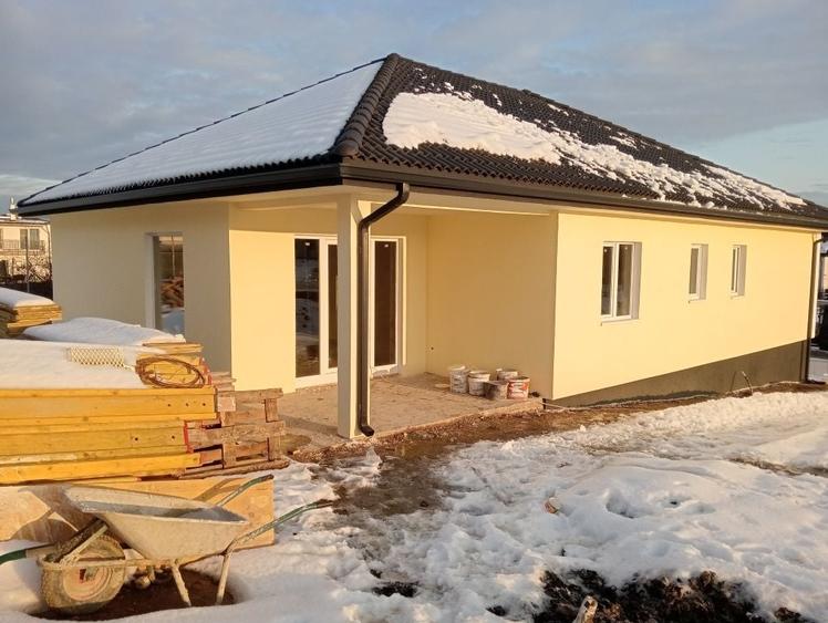 Casă cu 3 camere în Central