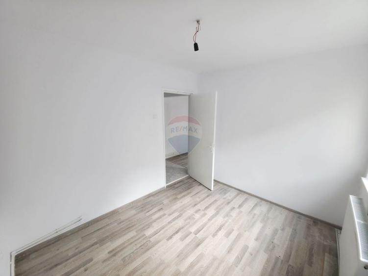 Apartament cu 3 camere semidecomandat, mobilat în Mărăței