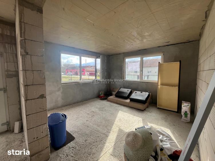 Casă cu 5 camere cu Teren 1414 Mp în Știuca