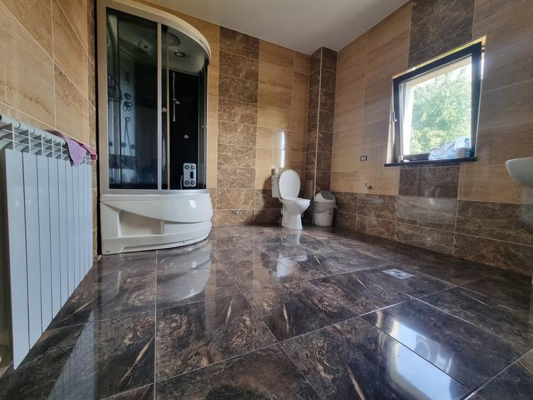 Casă individuală cu 8 camere cu Canalizare în CFR