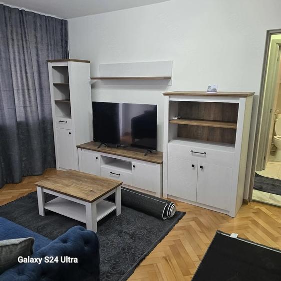 Apartament cu 3 camere semidecomandat în Central
