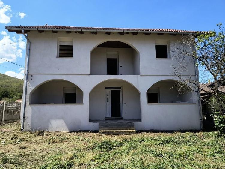 Casă cu 4 camere în Pui