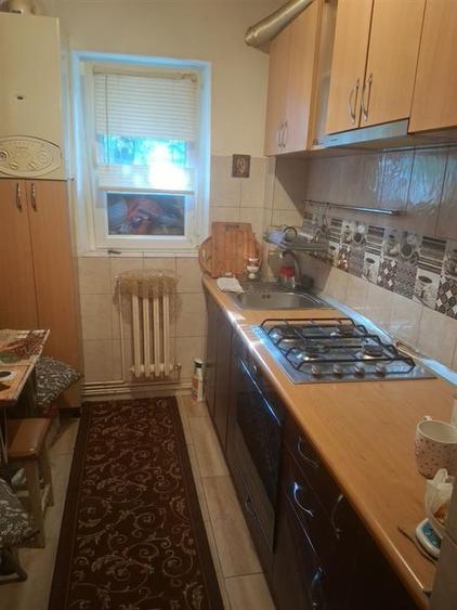 Apartament cu 3 camere semidecomandat, mobilat în Alexandru cel Bun