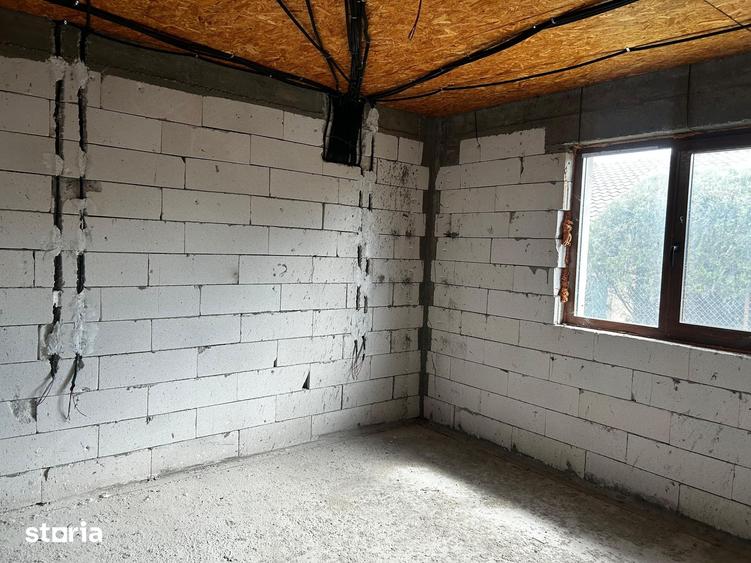 Casă cu 4 camere cu Teren 2000 Mp în Vădeni