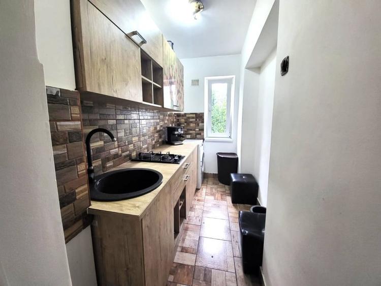 Apartament cu 2 camere semidecomandat în Podu Roș