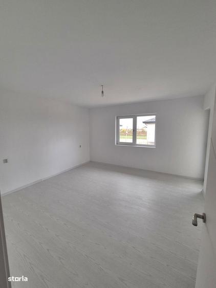 Casă cu 5 camere cu Teren 335 Mp în Vidra