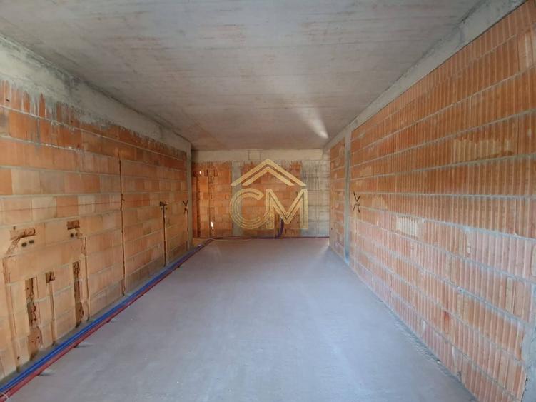 Apartament cu 3 camere semidecomandat în Cristian