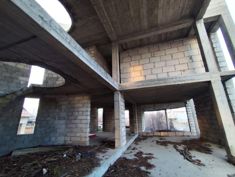 Casă individuală cu 11 camere cu Canalizare în Bărăbanț