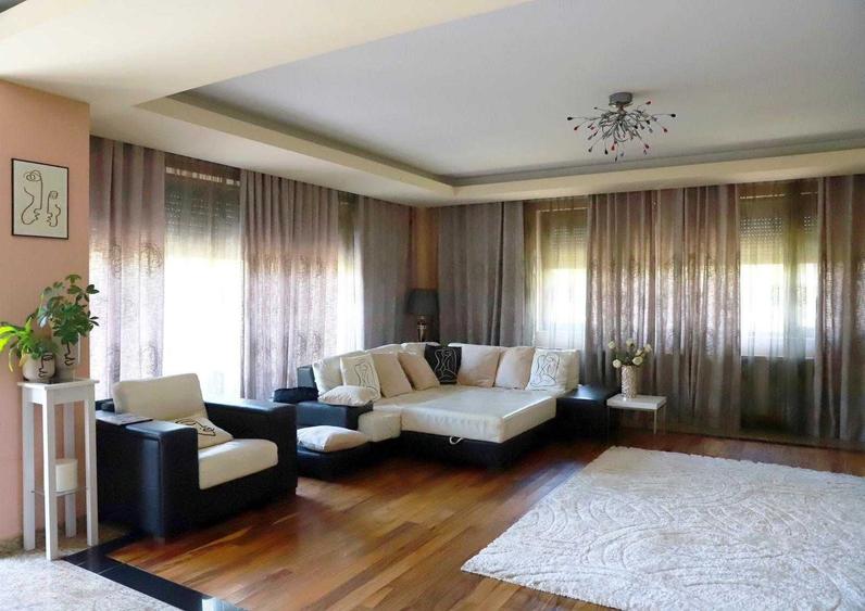 Casă cu 4 camere în Petrești