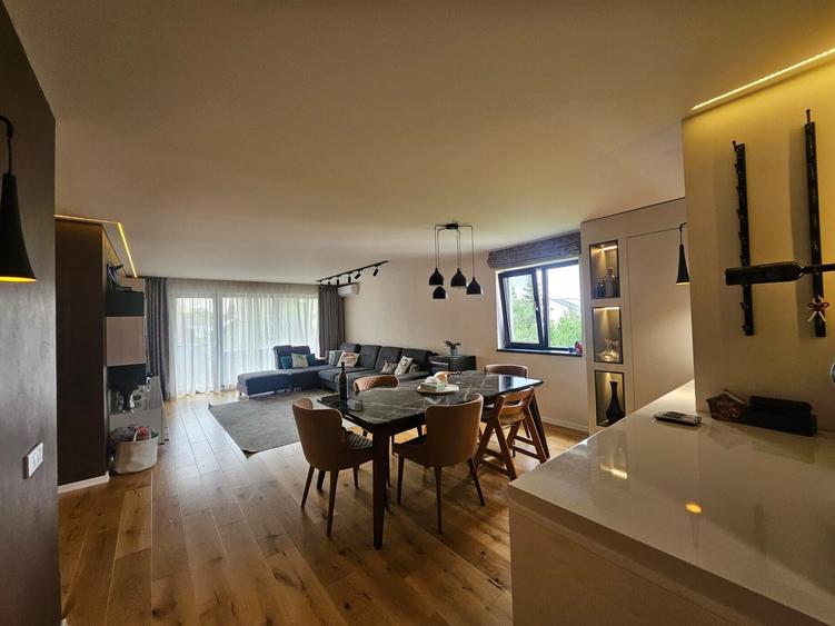 Apartament cu 4 camere decomandat, mobilat în Iancu Nicolae