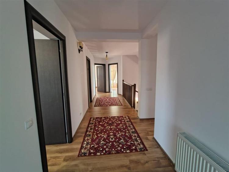 Casă individuală cu 7 camere cu Teren 800 Mp în Sfântu Ilie