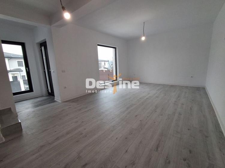 Duplex cu 4 camere cu Canalizare în Valea Adâncă
