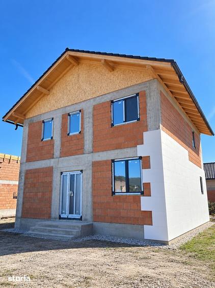 Casă cu 4 camere decomandat cu Teren 450 Mp în Tărlungeni