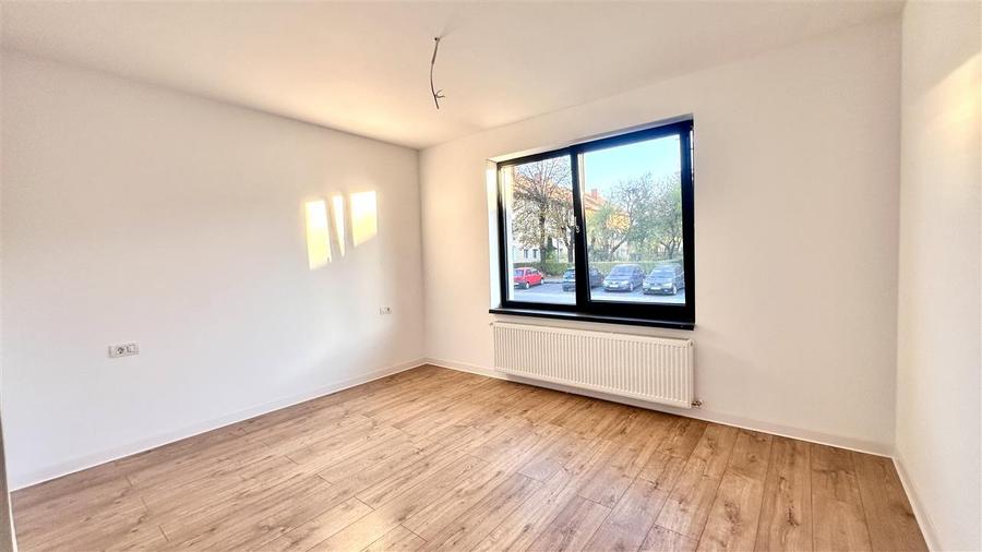 Apartament cu 3 camere decomandat în Tractorul