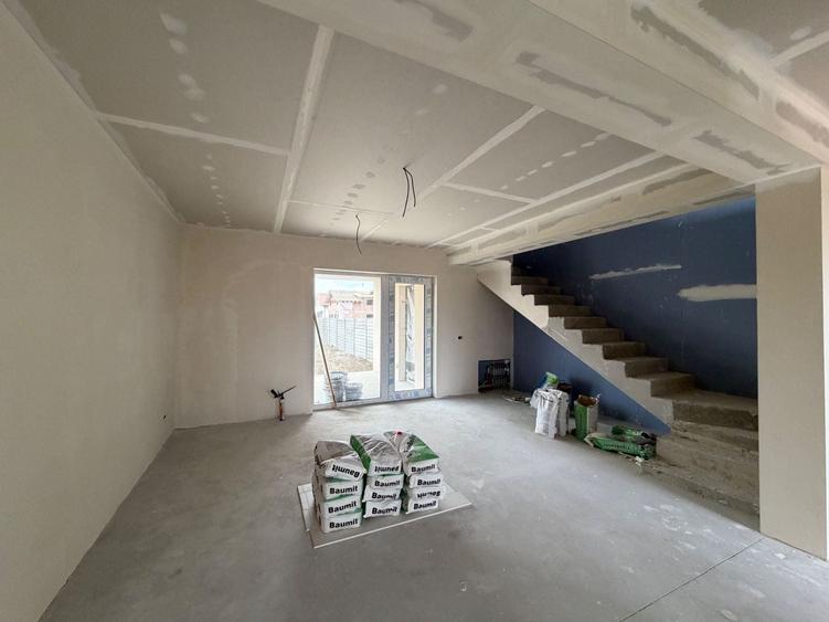 Duplex cu 4 camere cu Teren 300 Mp în Moșnița Nouă