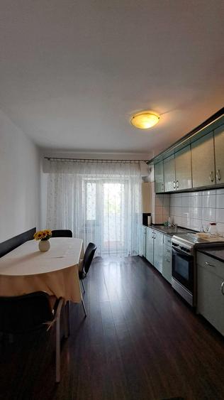 Apartament cu 3 camere decomandat în Exterior Vest