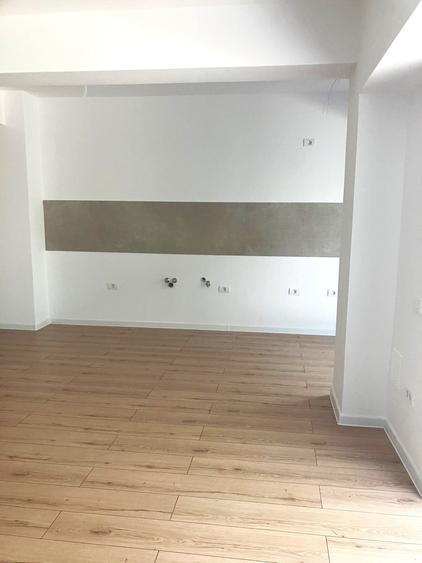 Apartament cu 3 camere semidecomandat în Colentina