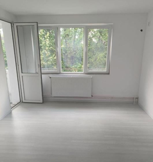 Apartament cu 3 camere semidecomandat în Alexandru Obregia