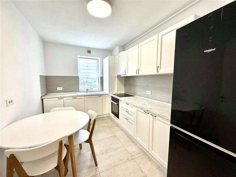 Apartament cu 3 camere decomandat în Tractorul
