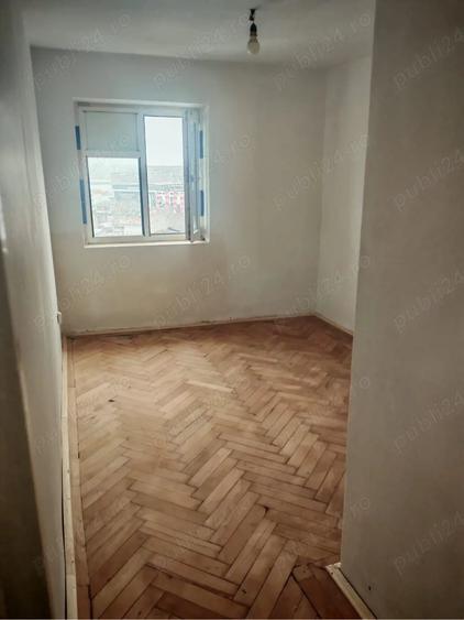 Apartament cu 4 camere semidecomandat în Micro 8