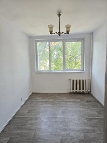 Apartament cu 3 camere semidecomandat în Militari