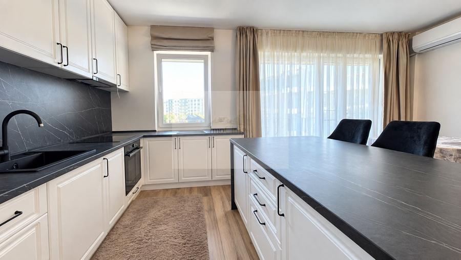 Apartament cu 3 camere semidecomandat, mobilat în Central