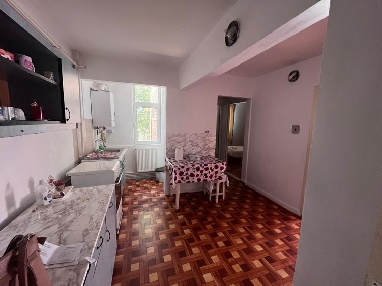 Apartament cu 4 camere decomandat în Micro 39