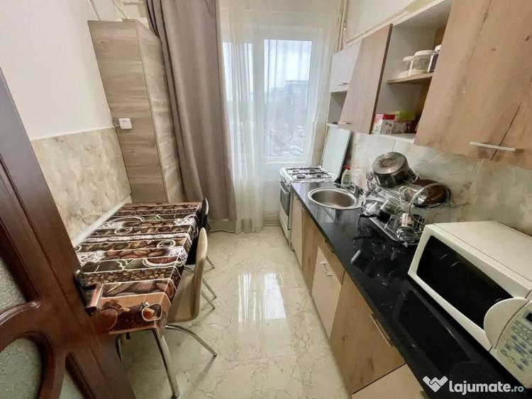 Apartament cu 3 camere semidecomandat în Nord