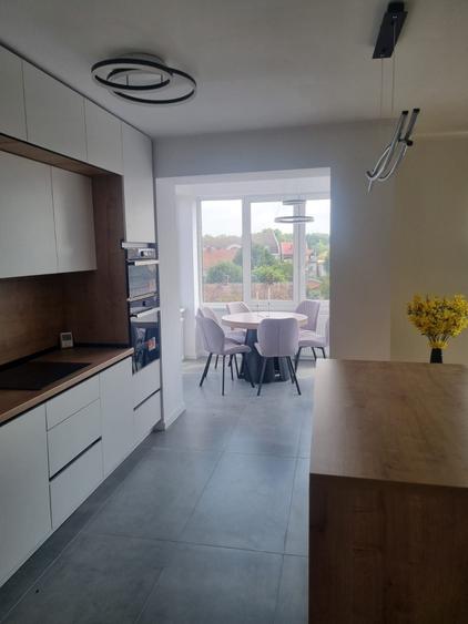 Apartament cu 3 camere decomandat în Central