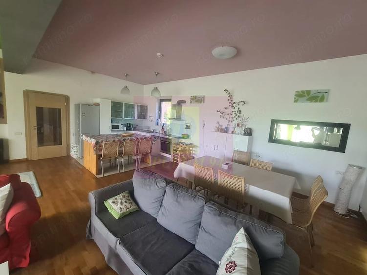 Casă cu 6 camere cu Teren 6600 Mp în Cornu