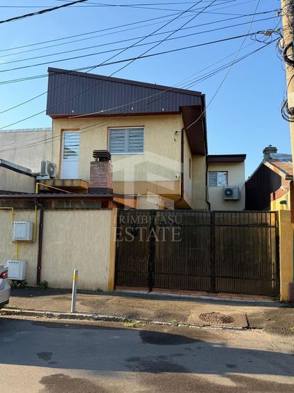 Casă individuală cu 5 camere cu Canalizare în Rahova
