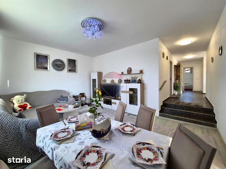 Casă cu 4 camere cu Teren 2575 Mp în Iordăcheanu