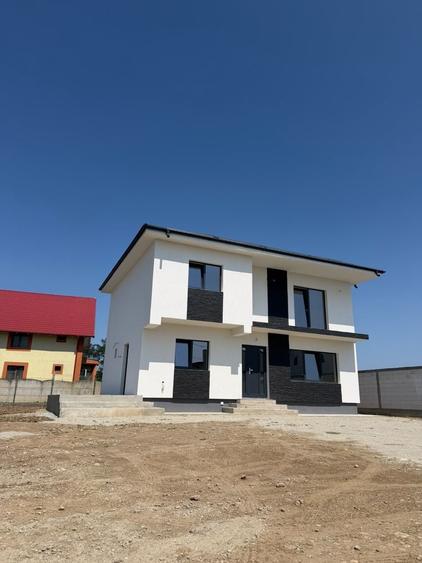 Casă cu 4 camere în Bradu