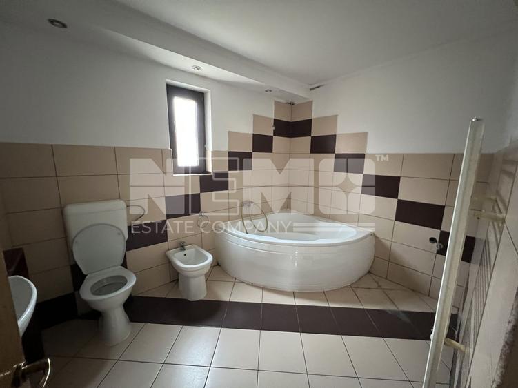 Casă individuală cu 5 camere cu Canalizare în Central