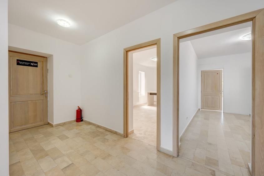 Apartament cu 3 camere decomandat în Drumul Sării